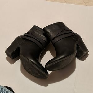 Black medium length hill stra pped boots